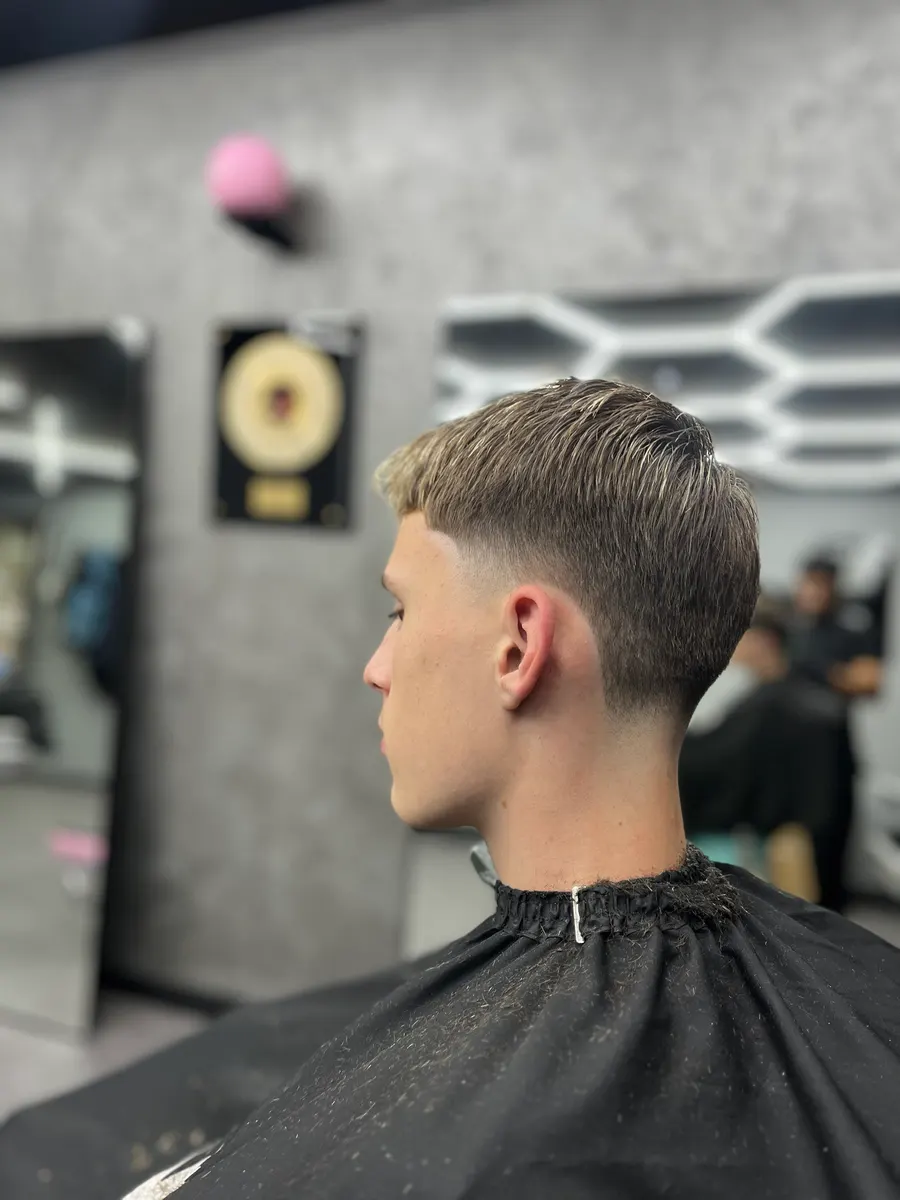 Low Taper mit blonden Spitzen und klarer Kontur, Seitenansicht