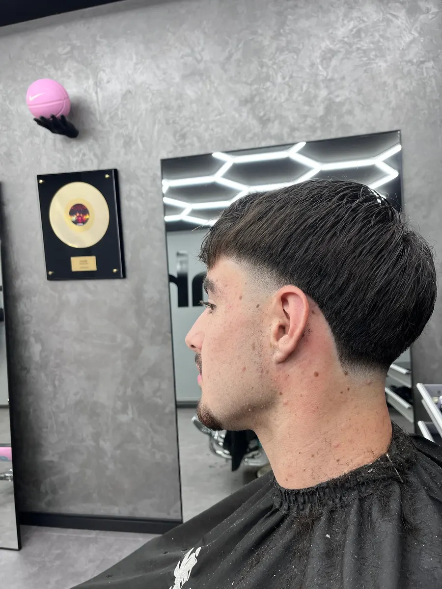 Taper Fade mit dichtem, dunklem Deckhaar, Seitenansicht
