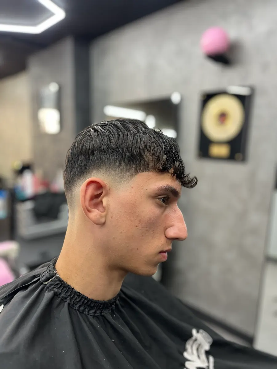 Low Taper mit gewelltem Pony, Seitenansicht