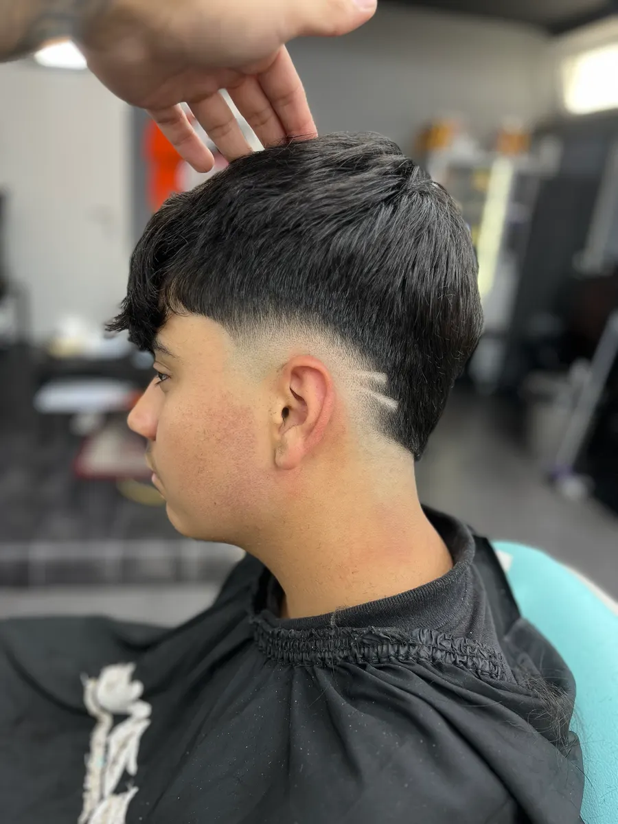Low Fade mit Linien-Design hinter dem Ohr, Seitenansicht