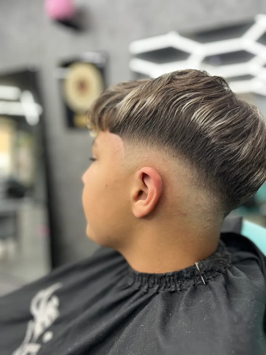 Mid Fade mit Strähnen im Deckhaar, von hinten-seitlich