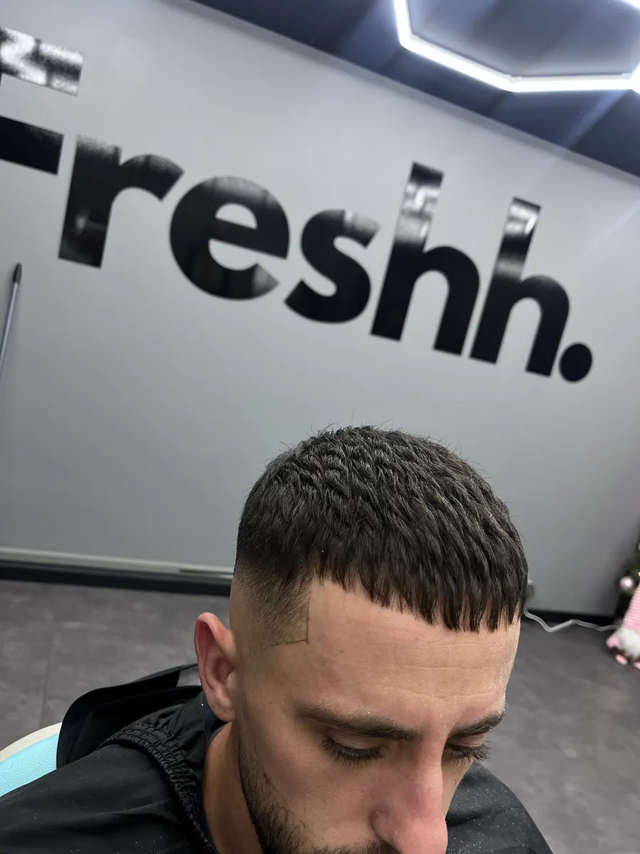Crop mit Textur und Skin Fade vor dem Freshh-Schriftzug