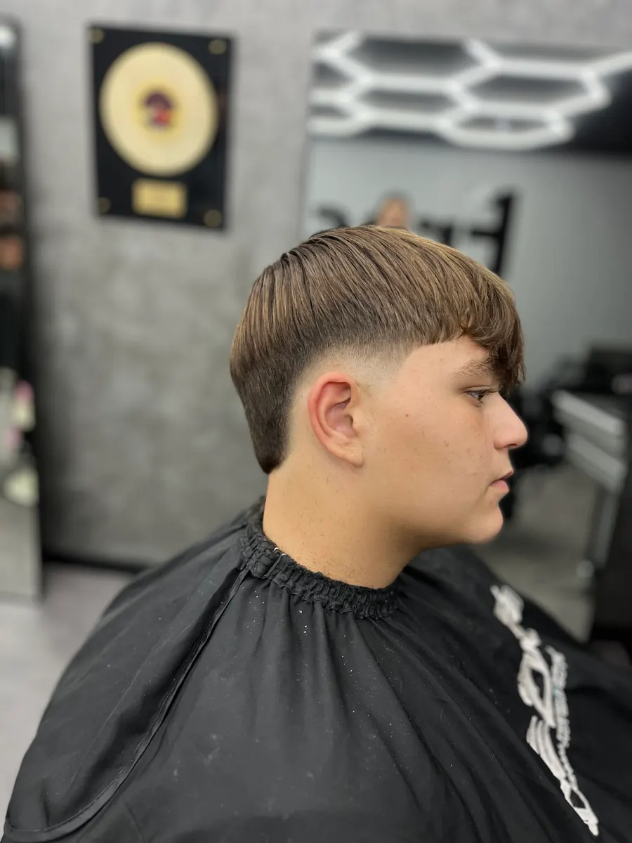 Taper Fade mit Pony und glattem Deckhaar, Seitenansicht